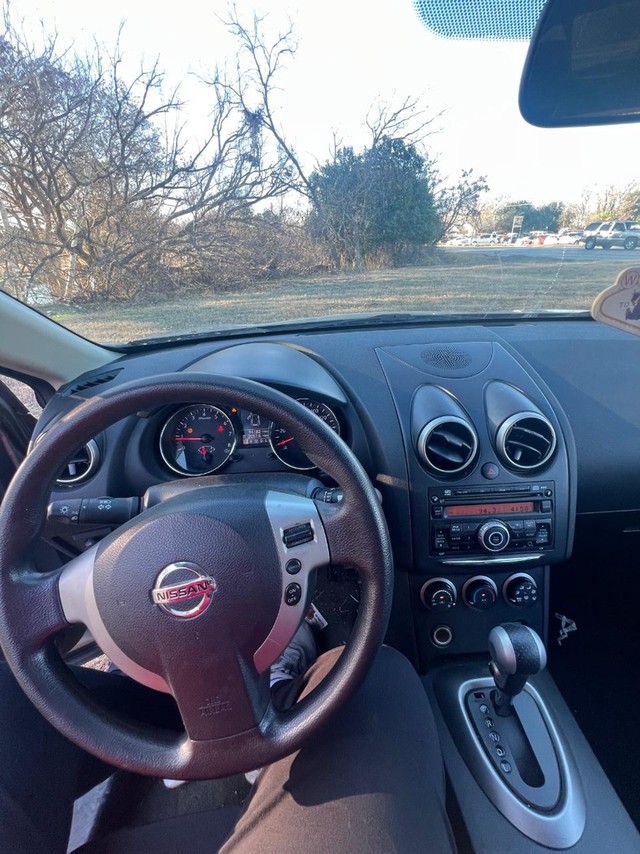 Nissan Rogue Vehicle Full-screen Gallery Image 08