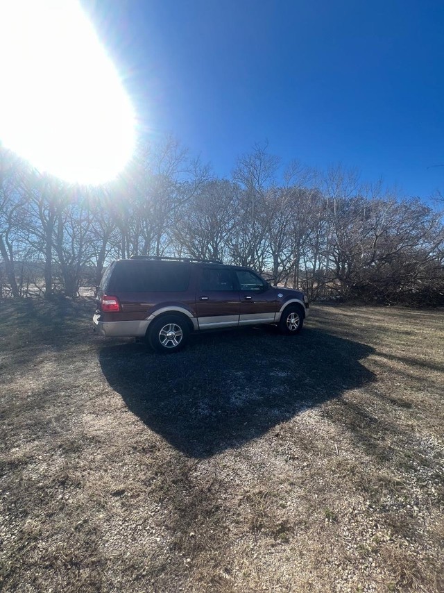 Ford Expedition EL Vehicle Full-screen Gallery Image 03