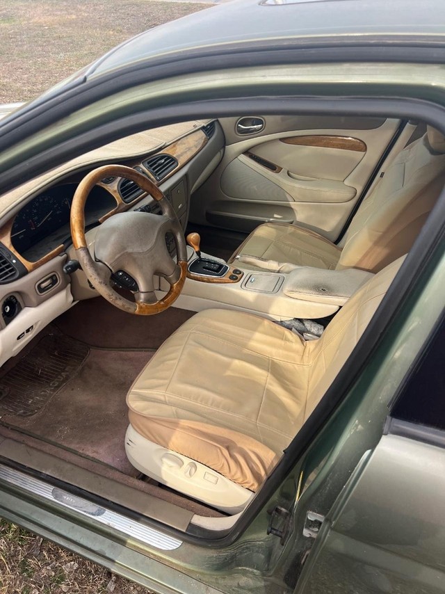 Jaguar S-Type Vehicle Full-screen Gallery Image 06