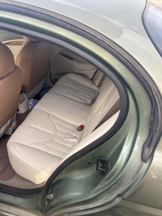 Jaguar S-Type Vehicle Full-screen Gallery Image 07