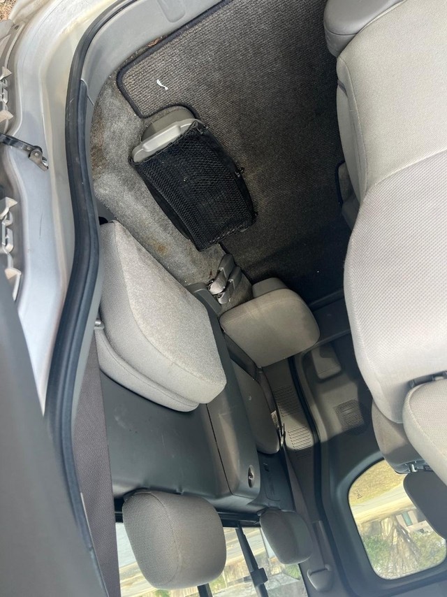 Nissan Frontier 2WD Vehicle Full-screen Gallery Image 07