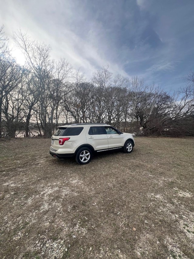 Ford Explorer Vehicle Full-screen Gallery Image 03