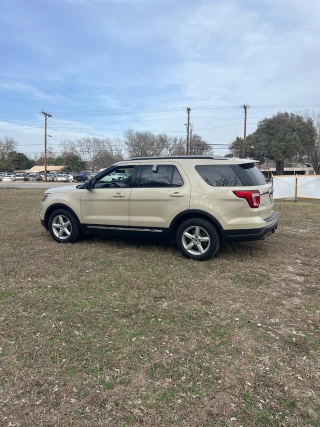 Ford Explorer Vehicle Full-screen Gallery Image 04