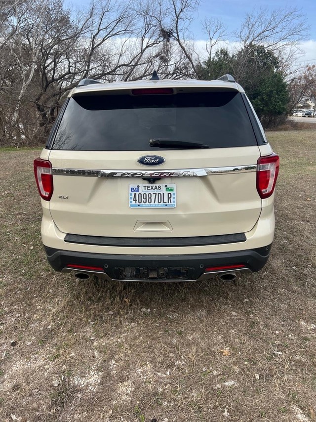 Ford Explorer Vehicle Full-screen Gallery Image 05