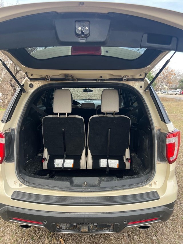 Ford Explorer Vehicle Full-screen Gallery Image 06