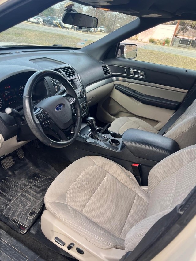 Ford Explorer Vehicle Full-screen Gallery Image 07