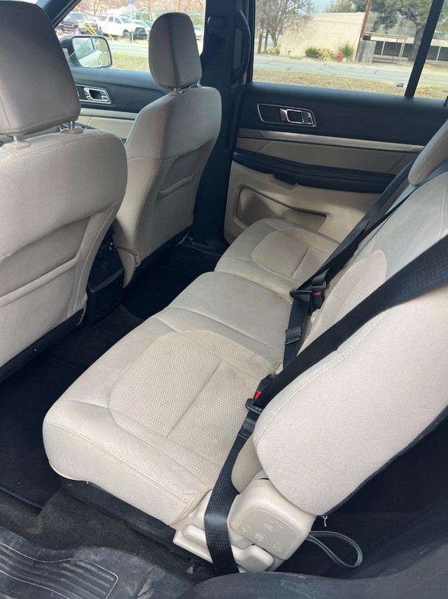 Ford Explorer Vehicle Full-screen Gallery Image 08