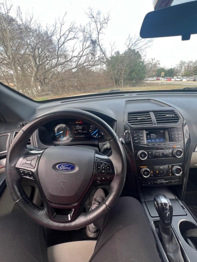 Ford Explorer Vehicle Full-screen Gallery Image 09