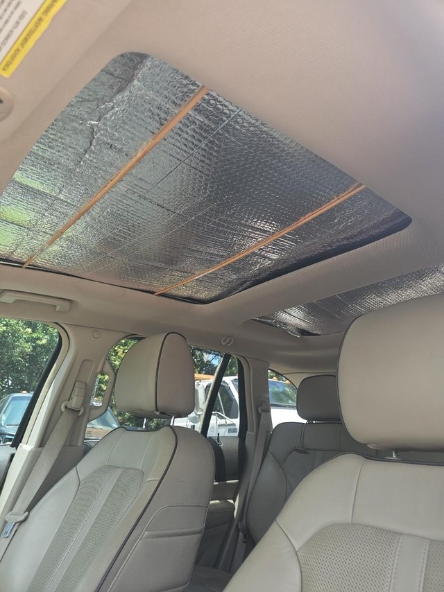 Lincoln MKX Vehicle Full-screen Gallery Image 05