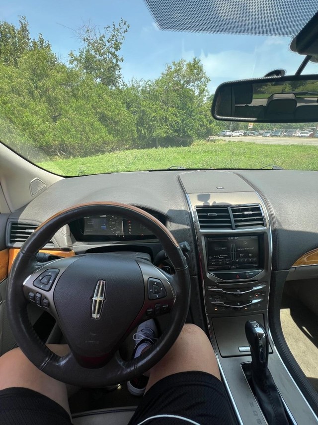 Lincoln MKX Vehicle Full-screen Gallery Image 16