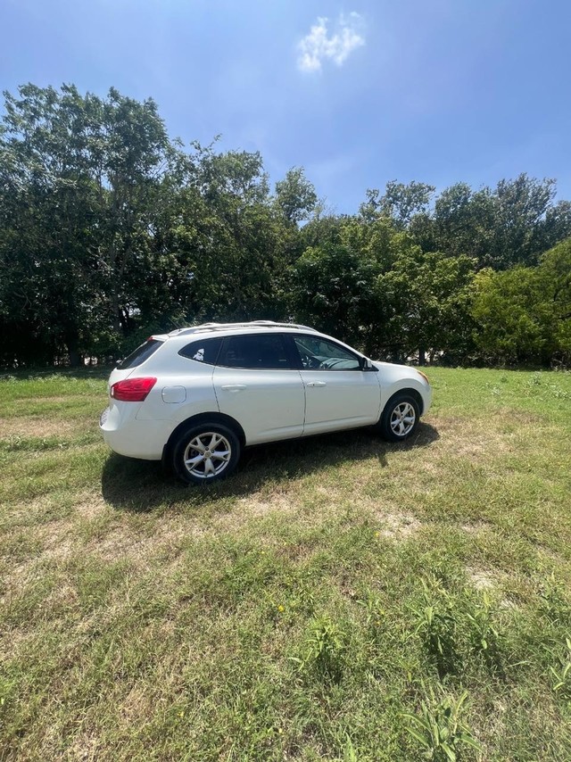 Nissan Rogue Vehicle Full-screen Gallery Image 03
