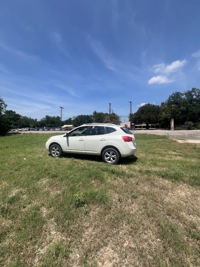 Nissan Rogue Vehicle Full-screen Gallery Image 04