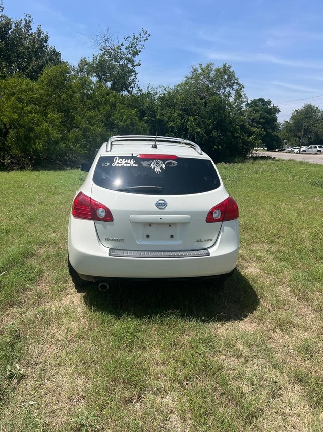 Nissan Rogue Vehicle Full-screen Gallery Image 05