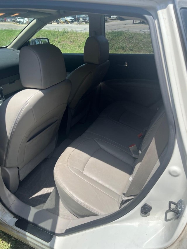 Nissan Rogue Vehicle Full-screen Gallery Image 07