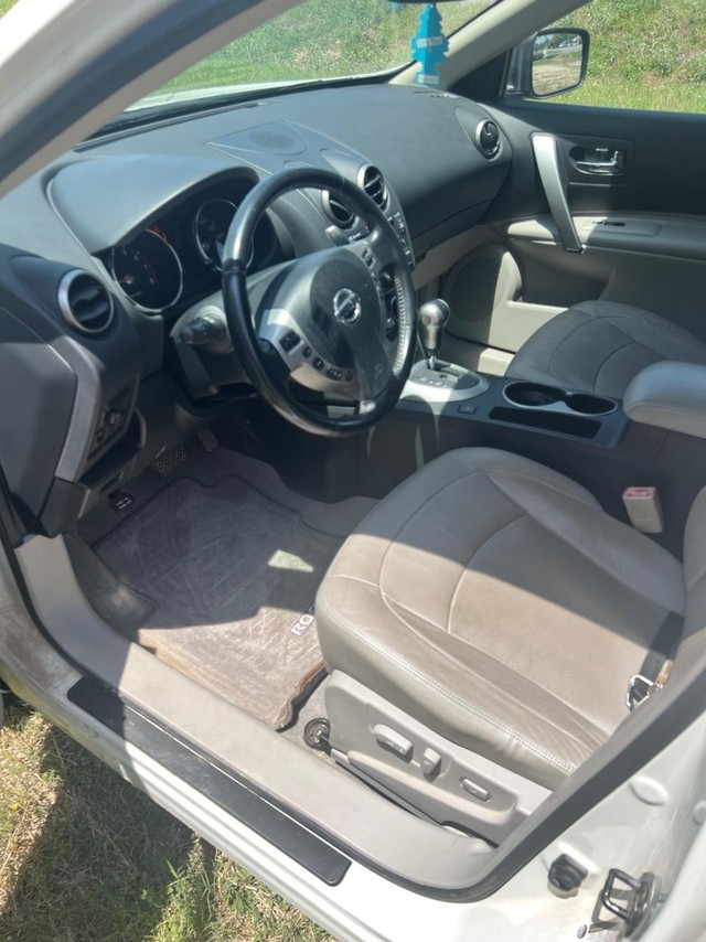 Nissan Rogue Vehicle Full-screen Gallery Image 08