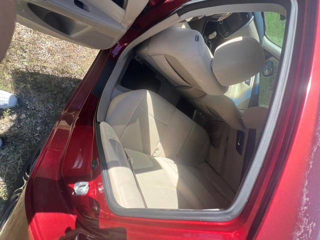 Nissan Altima Vehicle Full-screen Gallery Image 05