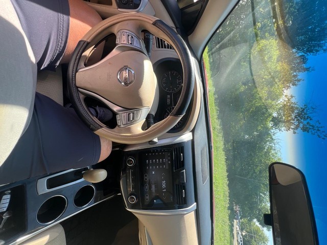 Nissan Altima Vehicle Full-screen Gallery Image 08