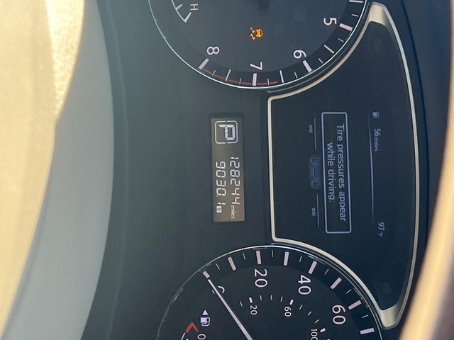 Nissan Altima Vehicle Full-screen Gallery Image 09