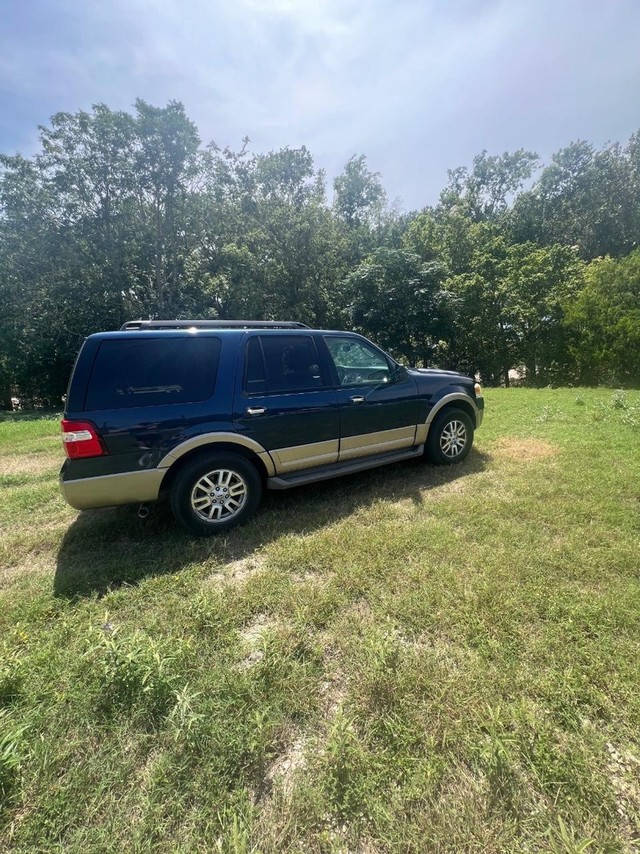 Ford Expedition Vehicle Full-screen Gallery Image 02