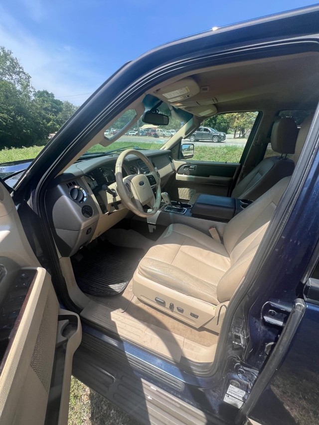 Ford Expedition Vehicle Full-screen Gallery Image 09