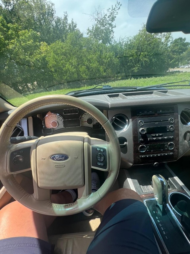 Ford Expedition Vehicle Full-screen Gallery Image 11
