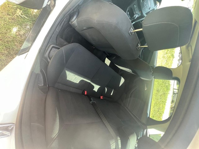 Ford Focus Vehicle Full-screen Gallery Image 06