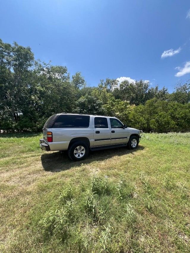 Chevrolet Suburban Vehicle Full-screen Gallery Image 03