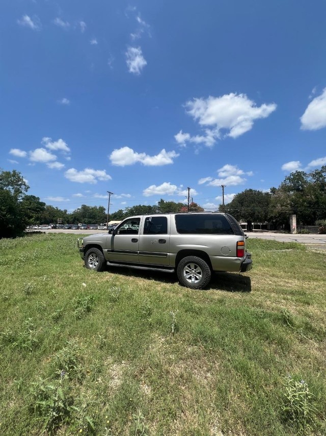 Chevrolet Suburban Vehicle Full-screen Gallery Image 04
