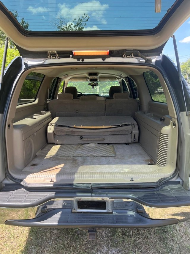 Chevrolet Suburban Vehicle Full-screen Gallery Image 06