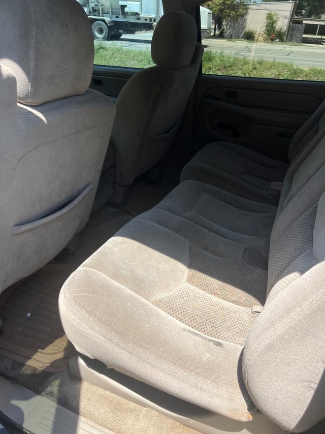 Chevrolet Suburban Vehicle Full-screen Gallery Image 07