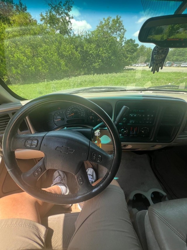 Chevrolet Suburban Vehicle Full-screen Gallery Image 10