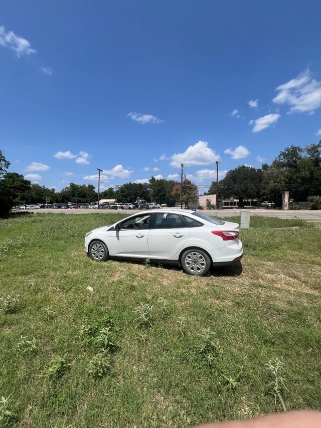 Ford Focus Vehicle Full-screen Gallery Image 04