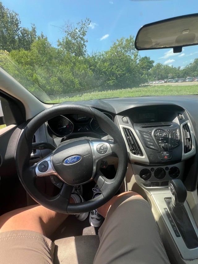 Ford Focus Vehicle Full-screen Gallery Image 09