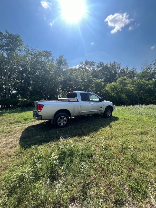 Nissan Titan Vehicle Full-screen Gallery Image 04