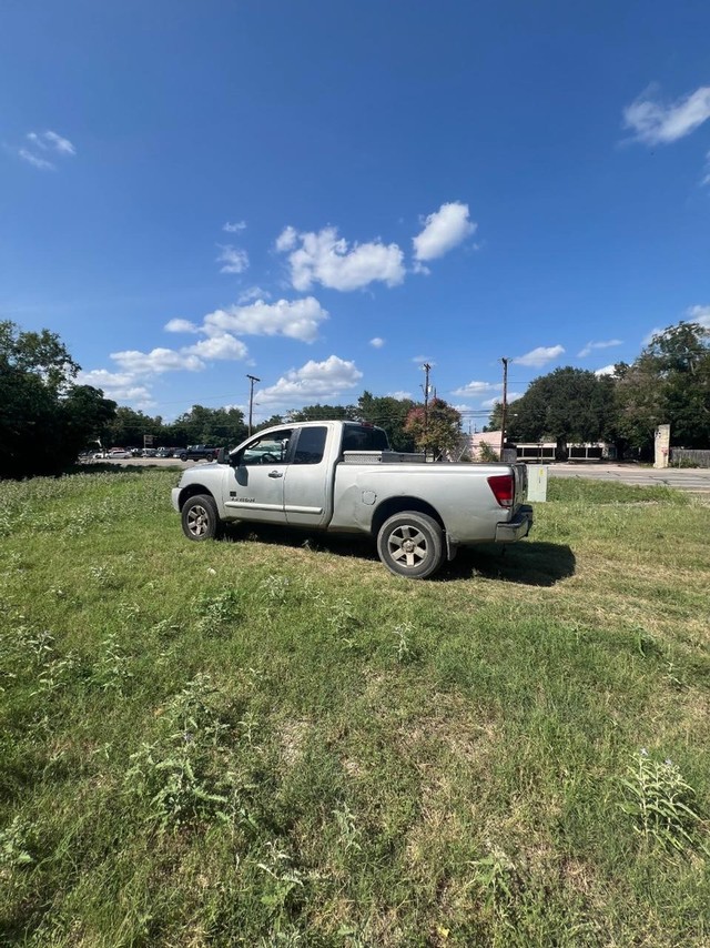 Nissan Titan Vehicle Full-screen Gallery Image 05