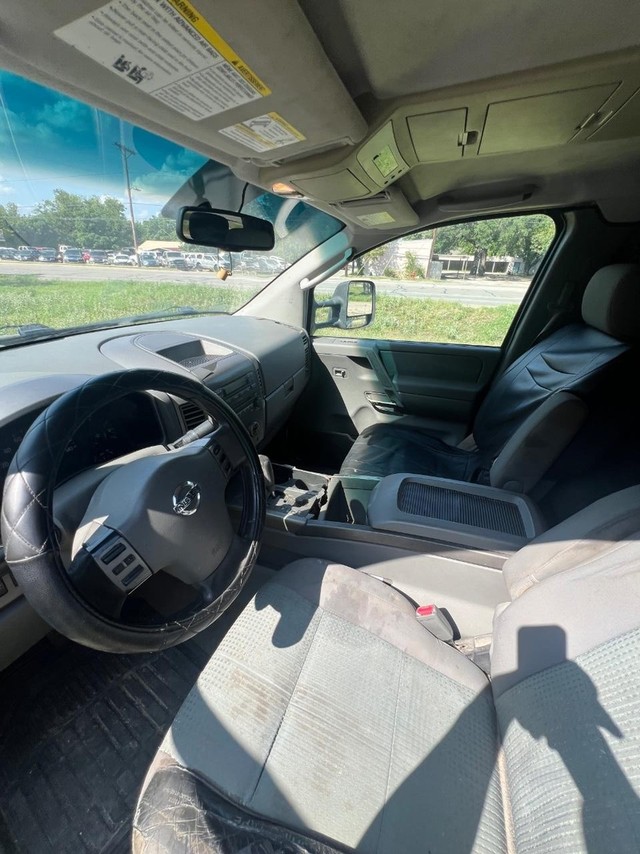 Nissan Titan Vehicle Full-screen Gallery Image 07