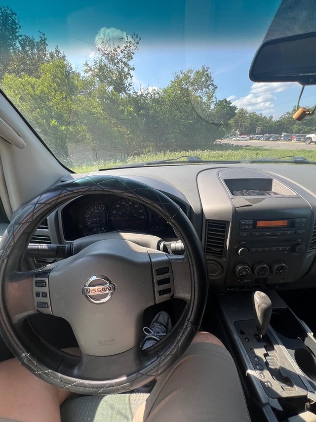 Nissan Titan Vehicle Full-screen Gallery Image 09