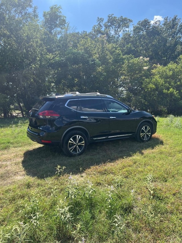 Nissan Rogue Vehicle Full-screen Gallery Image 03