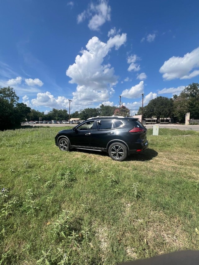 Nissan Rogue Vehicle Full-screen Gallery Image 04