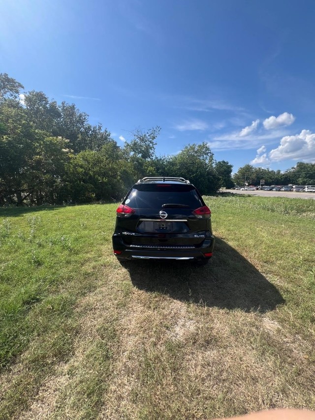Nissan Rogue Vehicle Full-screen Gallery Image 05