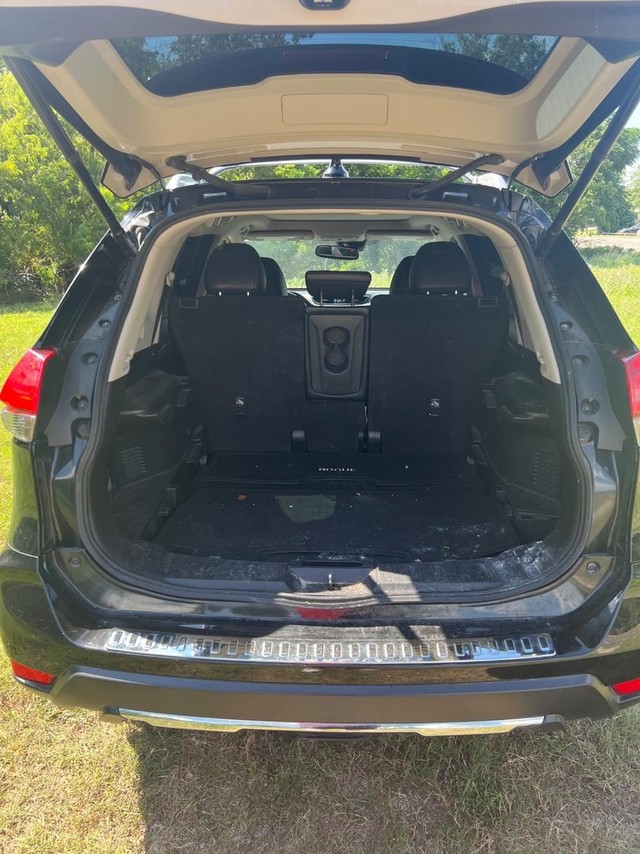 Nissan Rogue Vehicle Full-screen Gallery Image 06