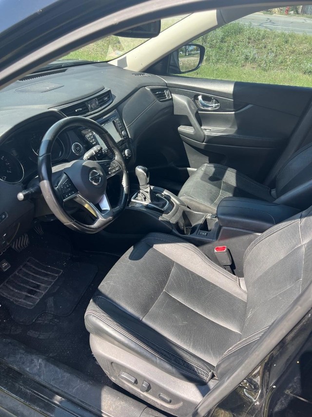 Nissan Rogue Vehicle Full-screen Gallery Image 08