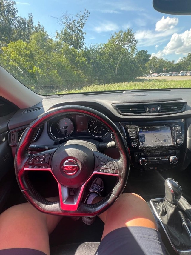 Nissan Rogue Vehicle Full-screen Gallery Image 10