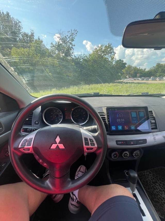 Mitsubishi Lancer Vehicle Full-screen Gallery Image 09