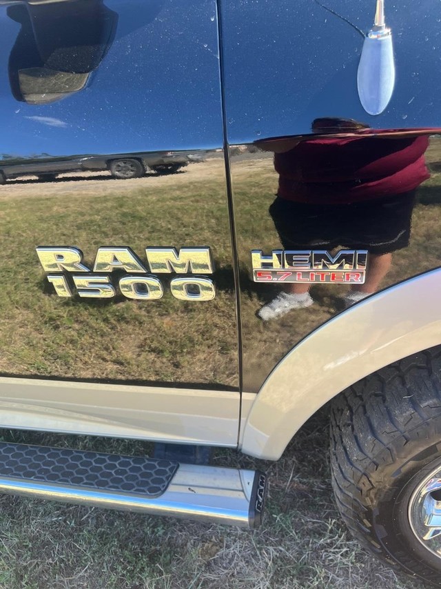 Ram 1500 Vehicle Full-screen Gallery Image 03