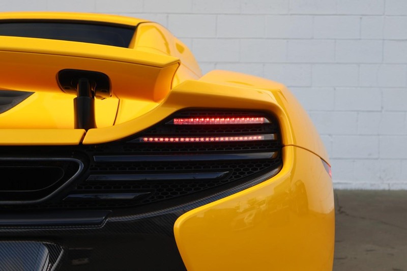 Mclaren 650S Vehicle Full-screen Gallery Image 09