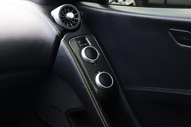 Mclaren 650S Vehicle Full-screen Gallery Image 37