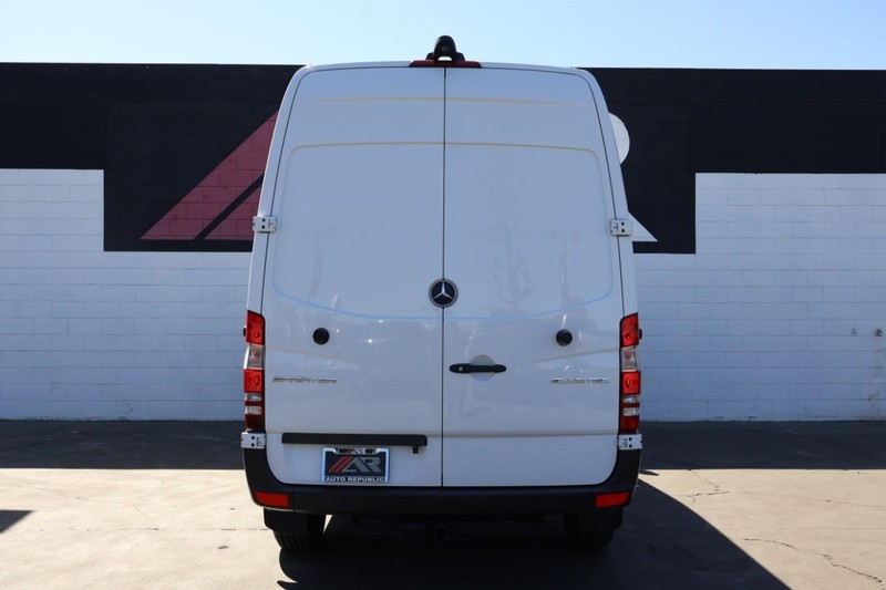 Mercedes-Benz Sprinter Cargo Vans Vehicle Full-screen Gallery Image 06