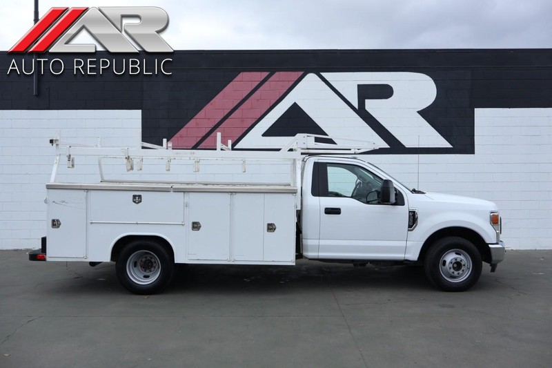 Ford Super Duty F-350 DRW Vehicle Full-screen Gallery Image 01