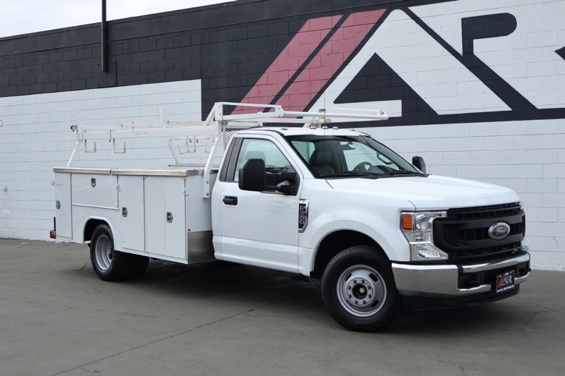 Ford Super Duty F-350 DRW Vehicle Full-screen Gallery Image 02